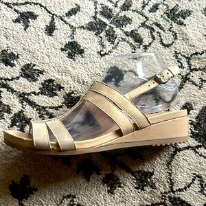 Caprice woman’s small wedge sandall. Sparkle strip down top center .